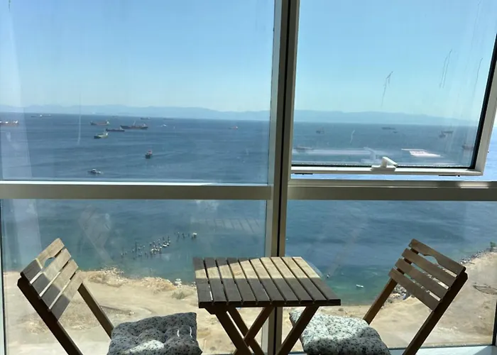 Deniz Kenarinda Muethis Deniz Manzarali Rezisans